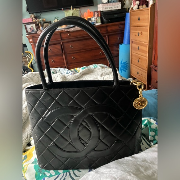 Chanel Medallion CC Bag EUC - Picture 4 of 8